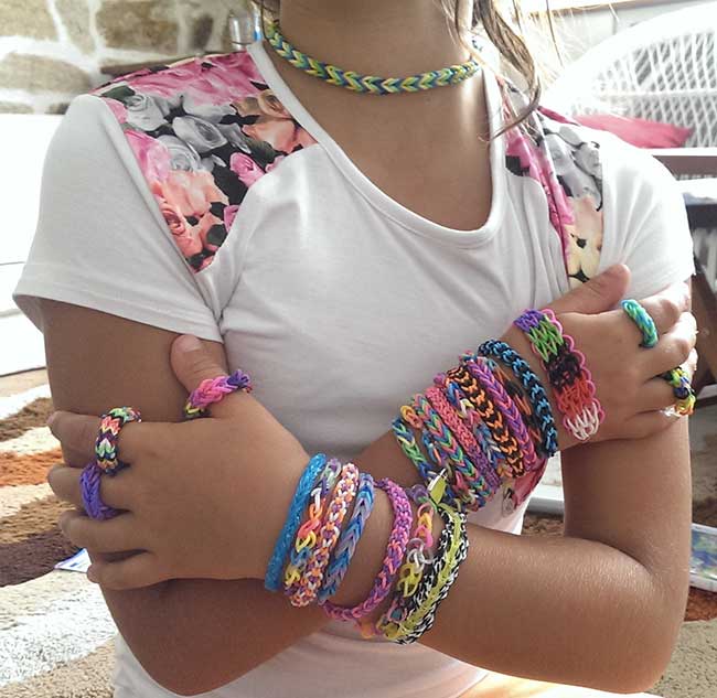 bracelet en élastiques sur une fille
